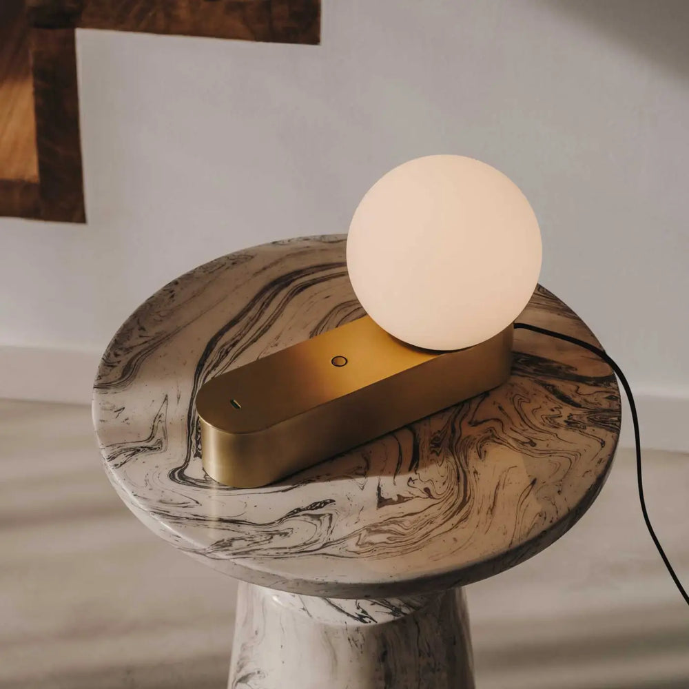Lampe de chevet Perlina dorée dans un intérieur