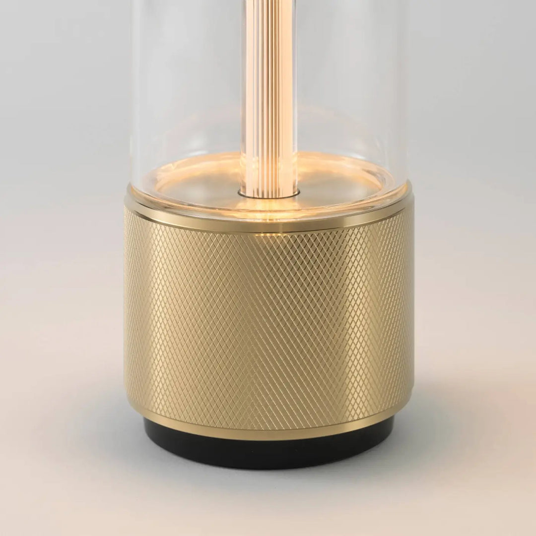 Détail de la lampe de chevet Takeout finition laiton #couleur_dor