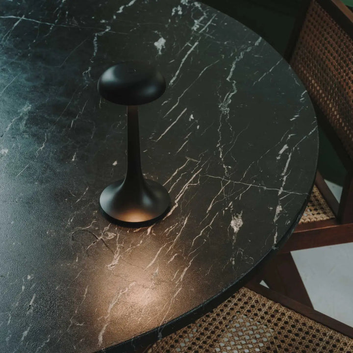 Lampe sans fil Portobello noire dans un intérieur