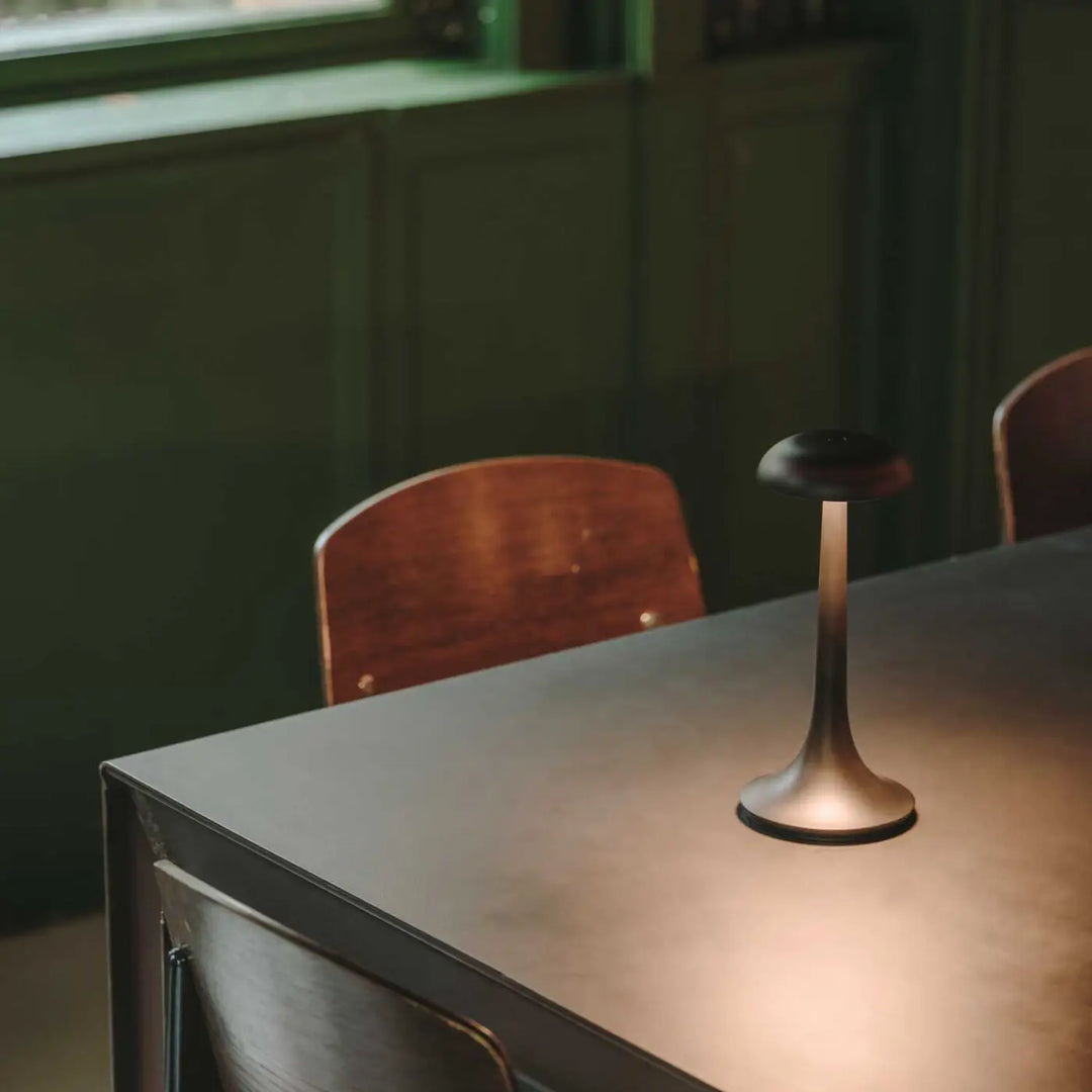 Lampe rechargeable Portobello noire dans un intérieur