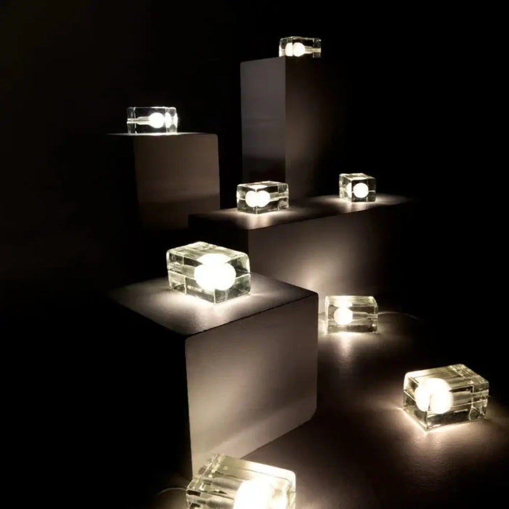 Lampe de chevet integria en cube cristal clair avec ampoule chaude pour une lumière design et un refuge élégant