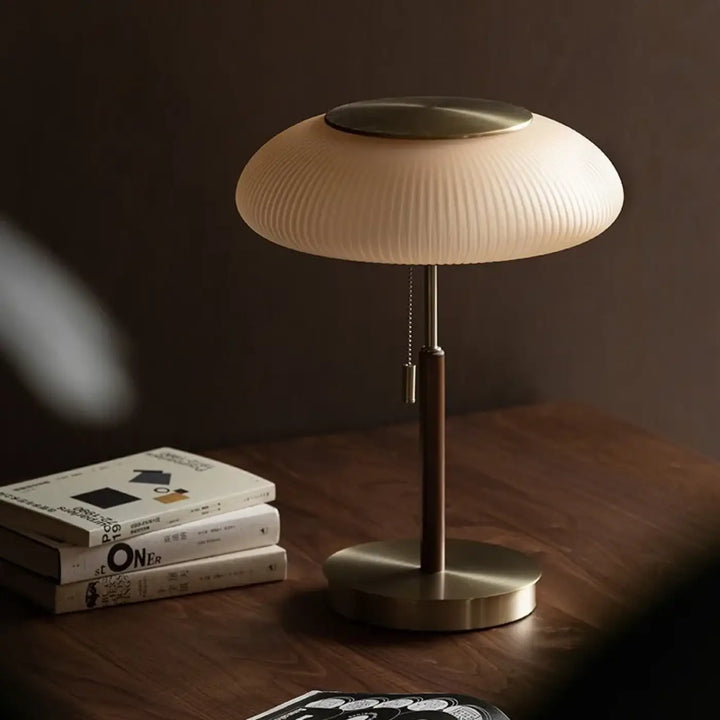 Suspension luminaire elumina avec abat-jour en verre côtelé ivoire et base en laiton brossé style champignon chevet