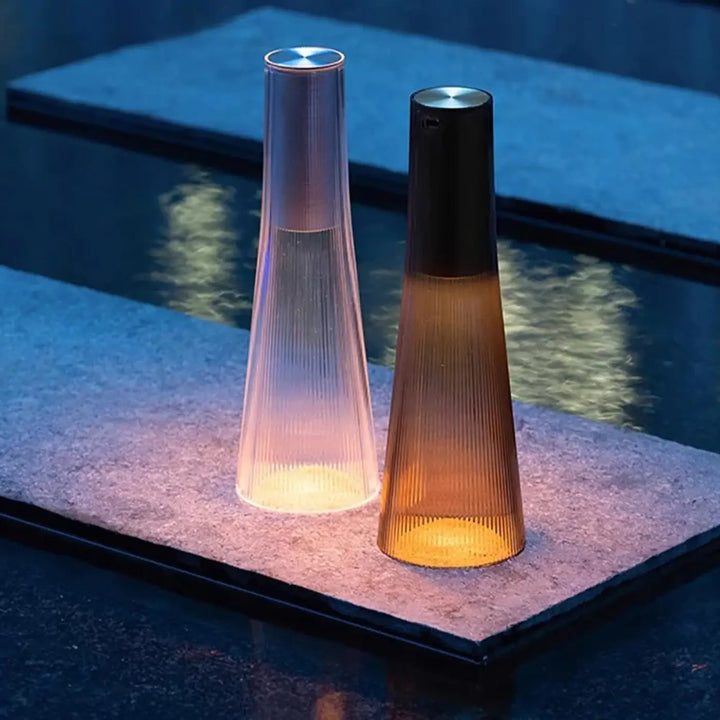 Deux lampes de chevet acry aux corps translucides ribbés, l’une rose doux l’autre ambre chaud, style épuré