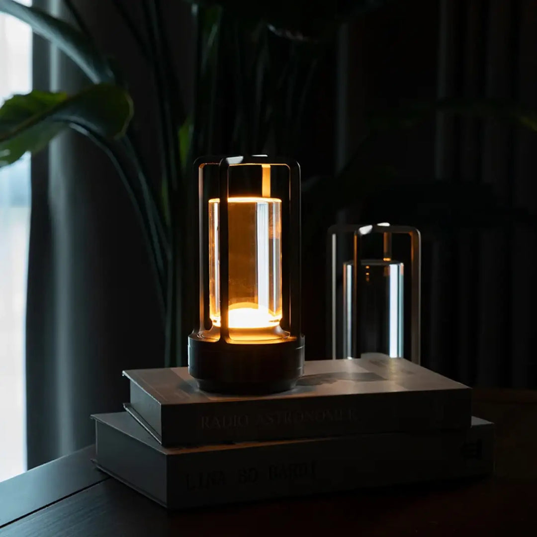 Lampe de chevet style industriel avec cadre métal noir et verre clair créant une ambiance loft chaleureuse et ambrée