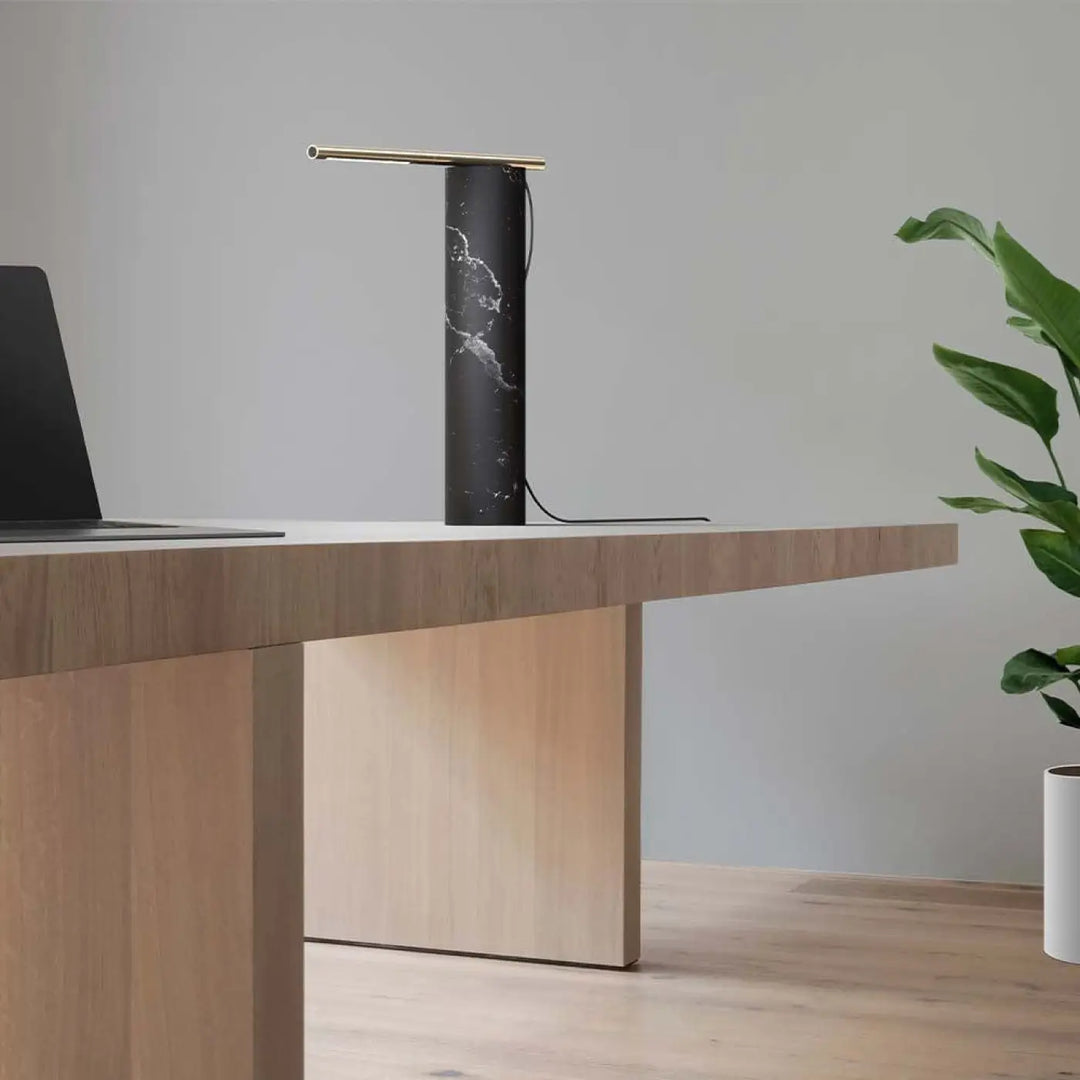 Lampe T.O en marbre avec baguette lumineuse orientable