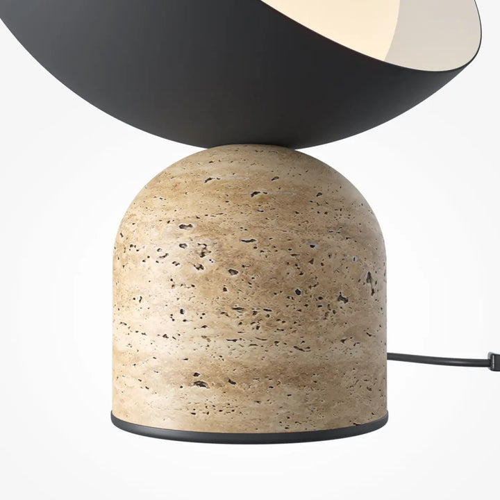 Lampe de chevet tavo avec base minérale beige texturée et abat-jour incurvé en acier noir mat moderne