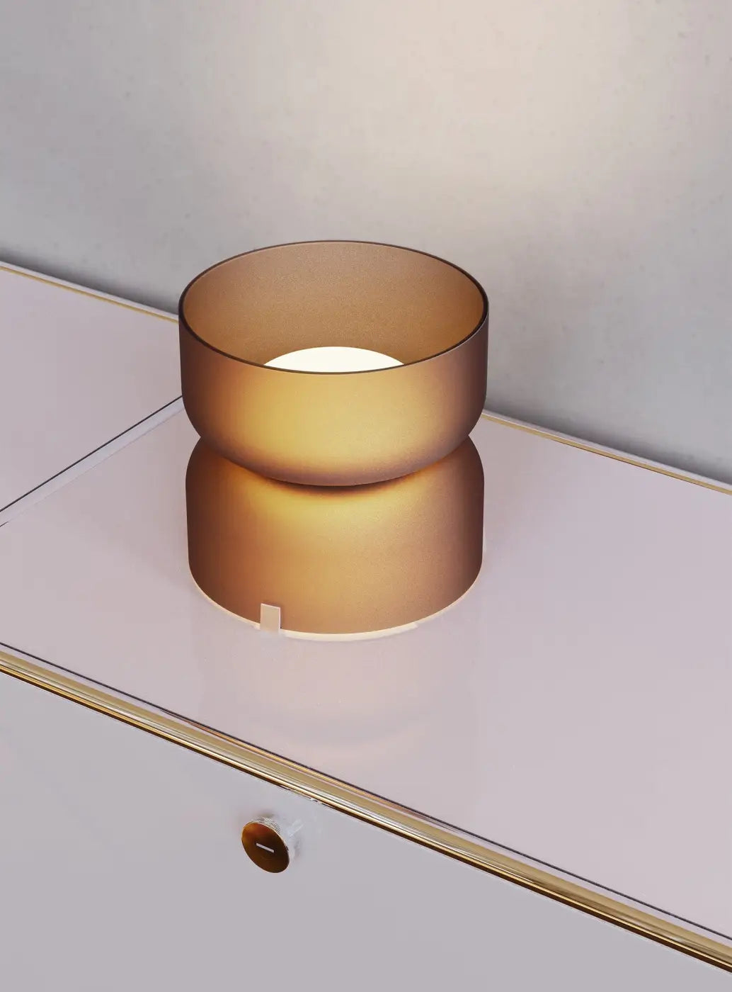 Lampe de chevet Totem Mini Pablo Designs à double globe en verre soufflé ambré, mise en situation