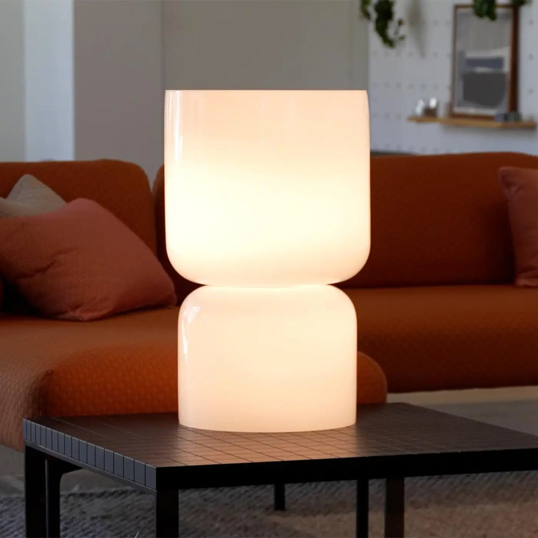 Lampe de chevet Totem Pablo Designs en verre opale soufflé, vue 1