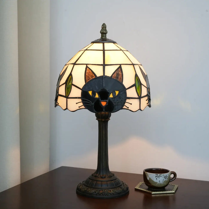 Lampe de chevet charia en verre teinté avec motif visage de chat noir et accents ambre et vert pour une ambiance chaleureuse et décoration intérieure chevet vintage