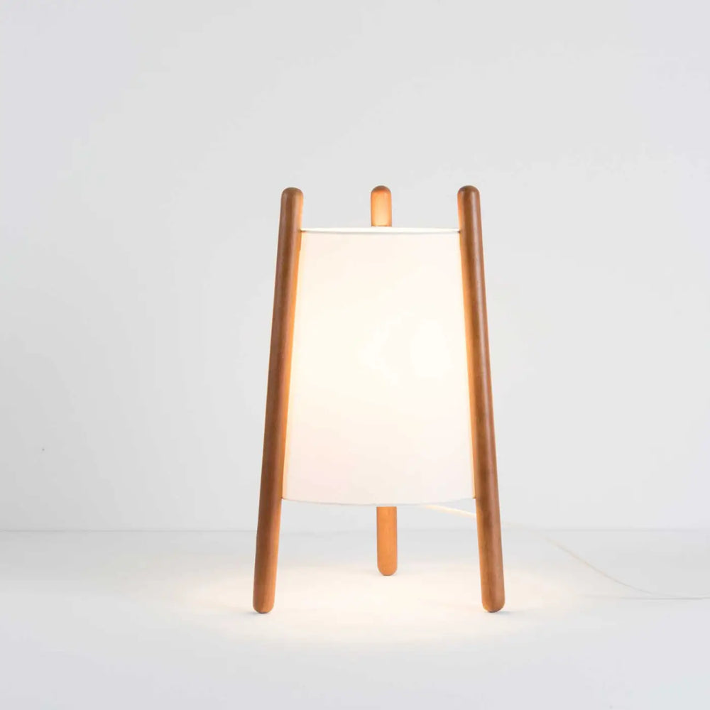 Autre vue de la lampe de chevet Woody en bois et tissu