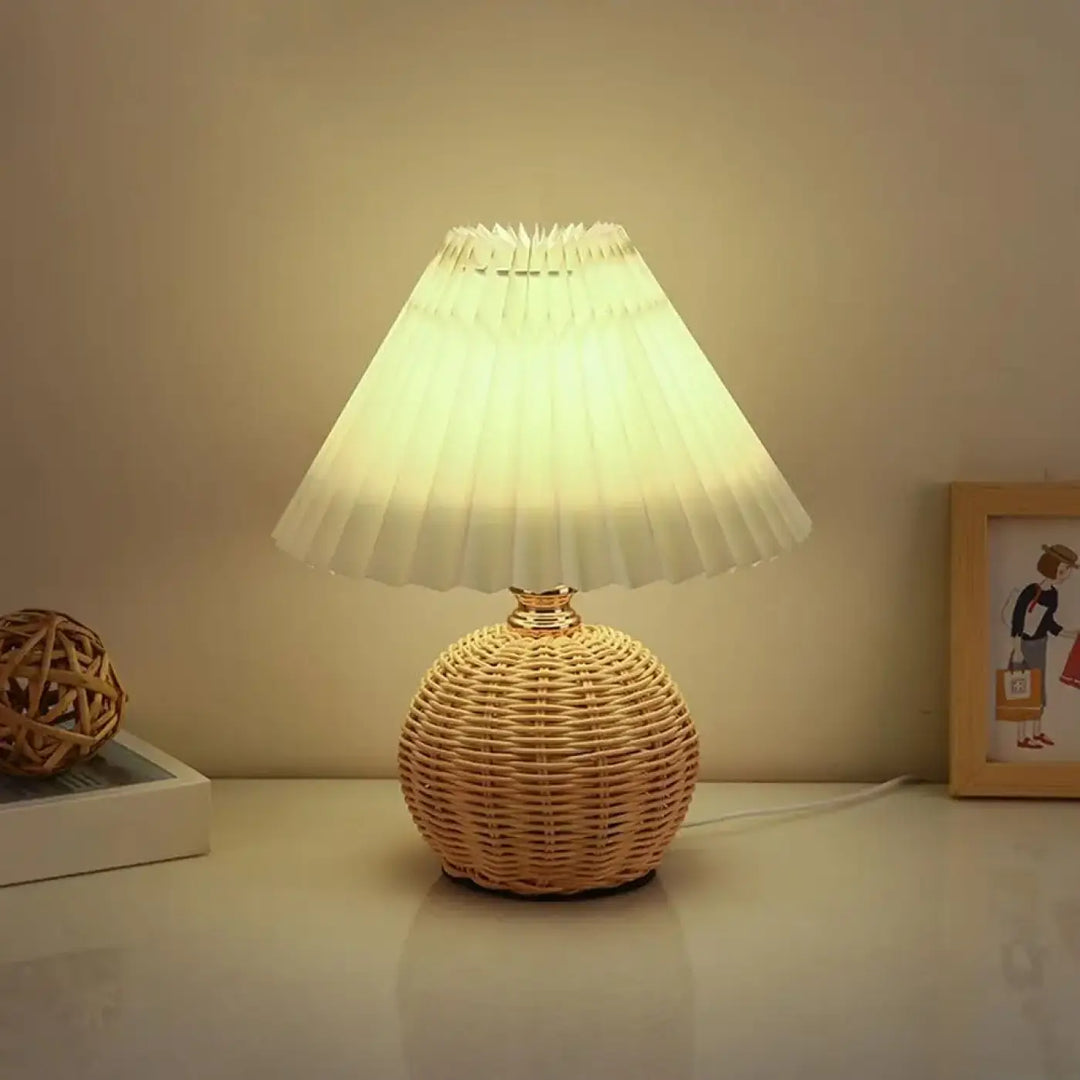 Lampe de table plipa avec abat-jour blanc plissé, base en rotin tressé rond et col finition or pour décoration intérieure design