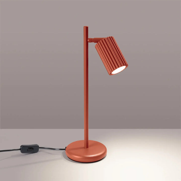 Lampe a poser karbon rouge ocre avec abat-jour cylindrique cannelé et ampoules gu10 interchangeables en style minimalisme