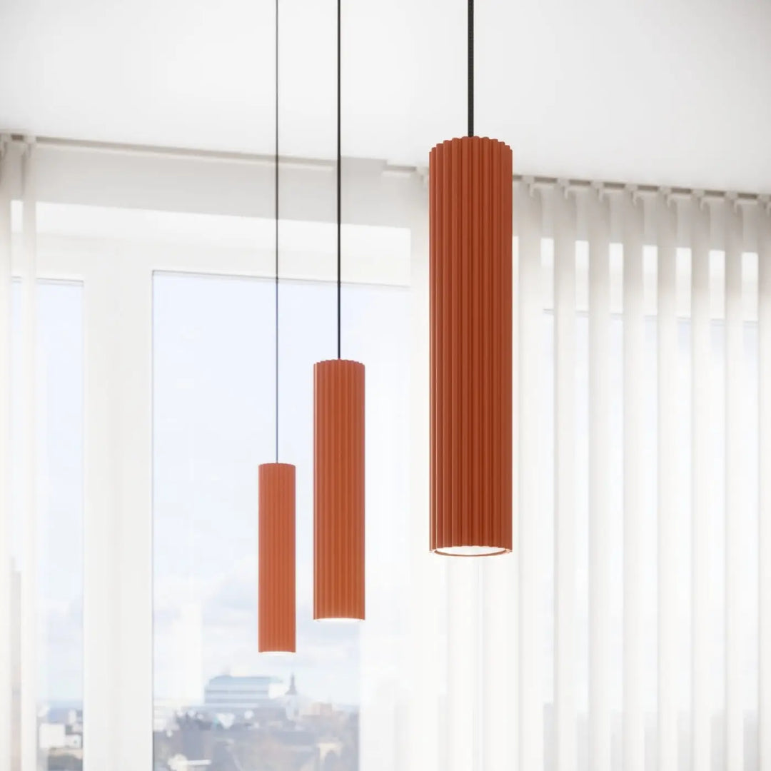 Lampe a poser karbon rouge ocre avec trois suspensions cylindriques orange style minimalisme et ampoules gu10 interchangeables