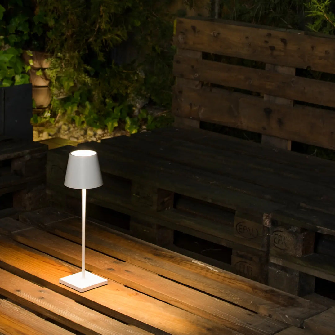 Lampe portable Toc 380 blanche de Faro Barcelona en situation