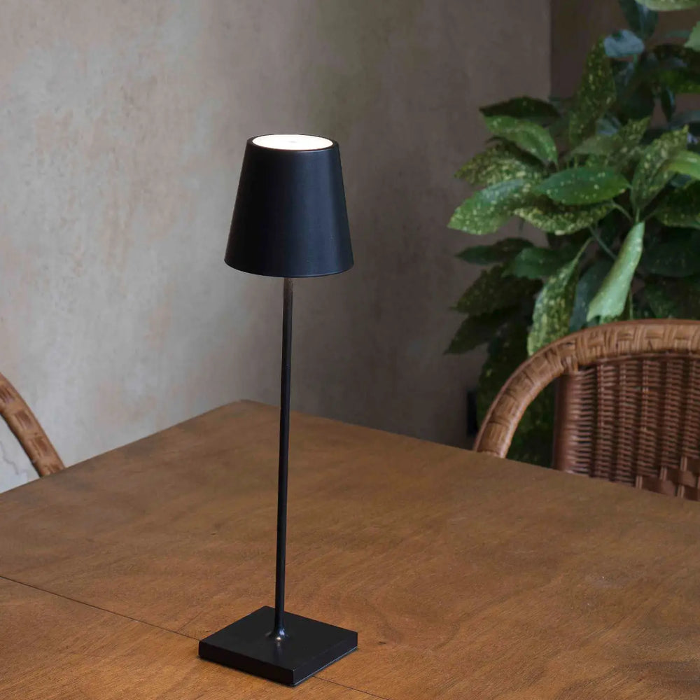 Lampe portable Toc 380 noire de Faro Barcelona en situation