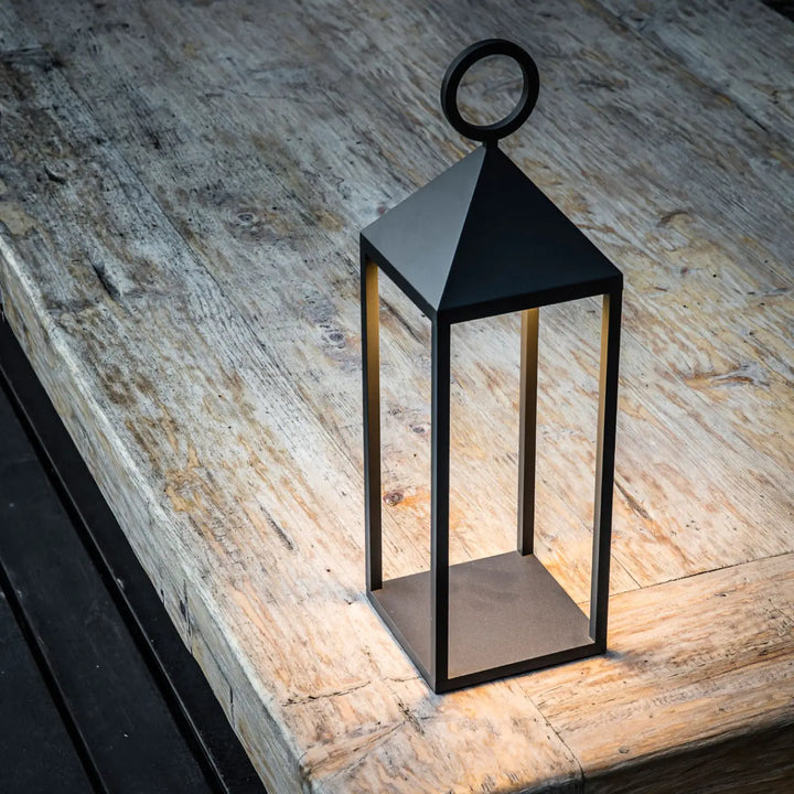 Lampe portable Argus de Faro Barcelona en situation