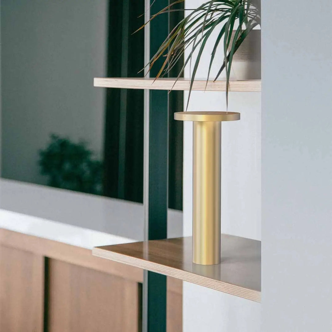 Lampe rechargeable Luci posée sur une table