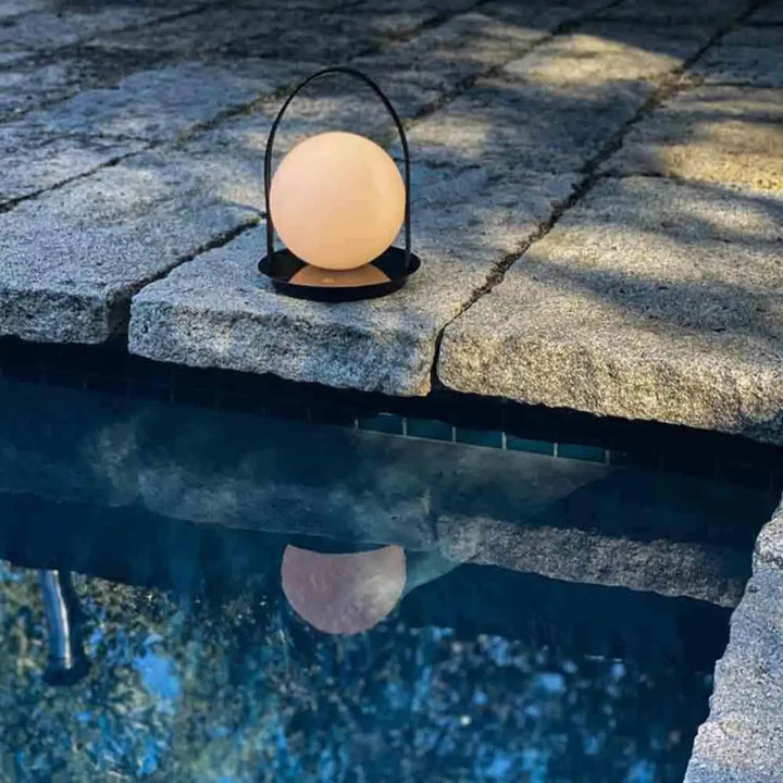 Lanterne sans fil Bola à globe en verre opale et poignée en cuir