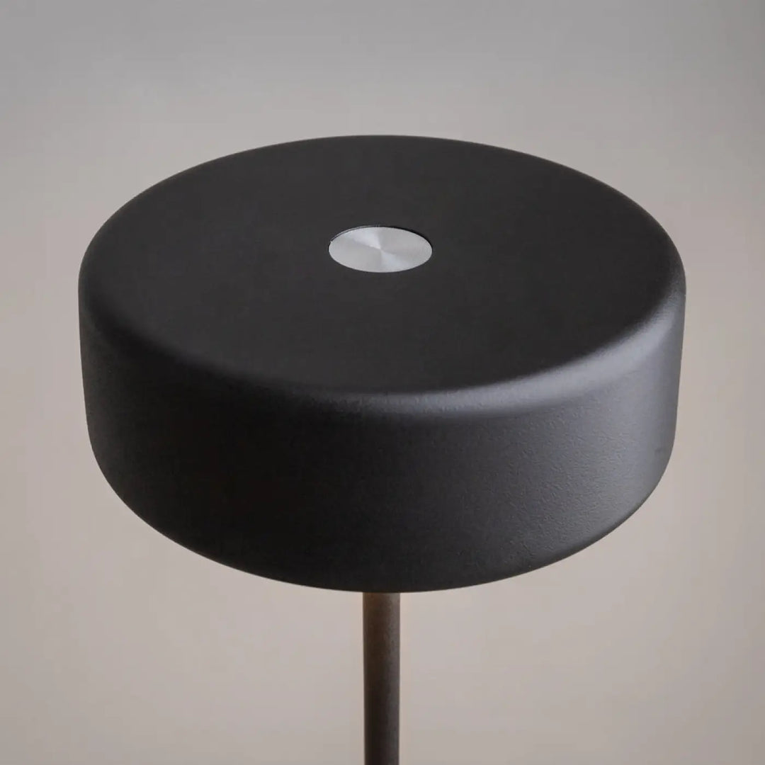 Lampe de chevet ai pied aluminium avec base cylindrique noire mate et accent circulaire argenté design épuré trois finitions salle à manger