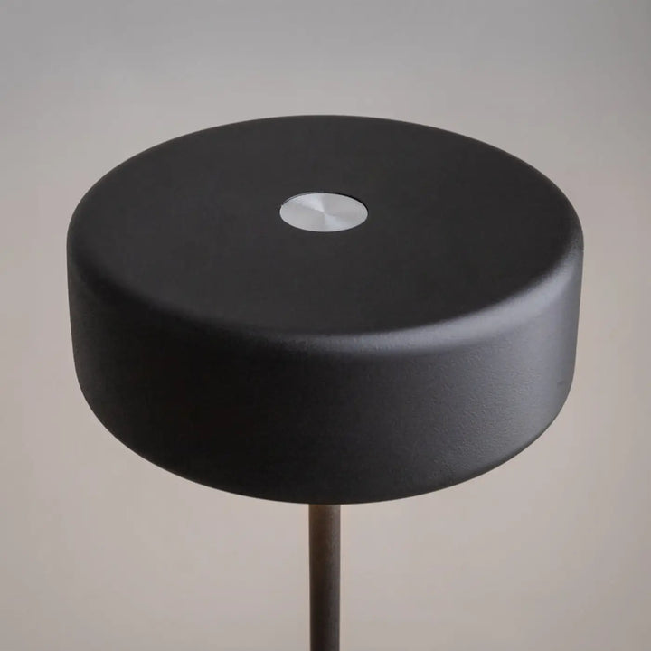 Lampe de chevet ai pied aluminium avec base cylindrique noire mate et accent circulaire argenté design épuré trois finitions salle à manger