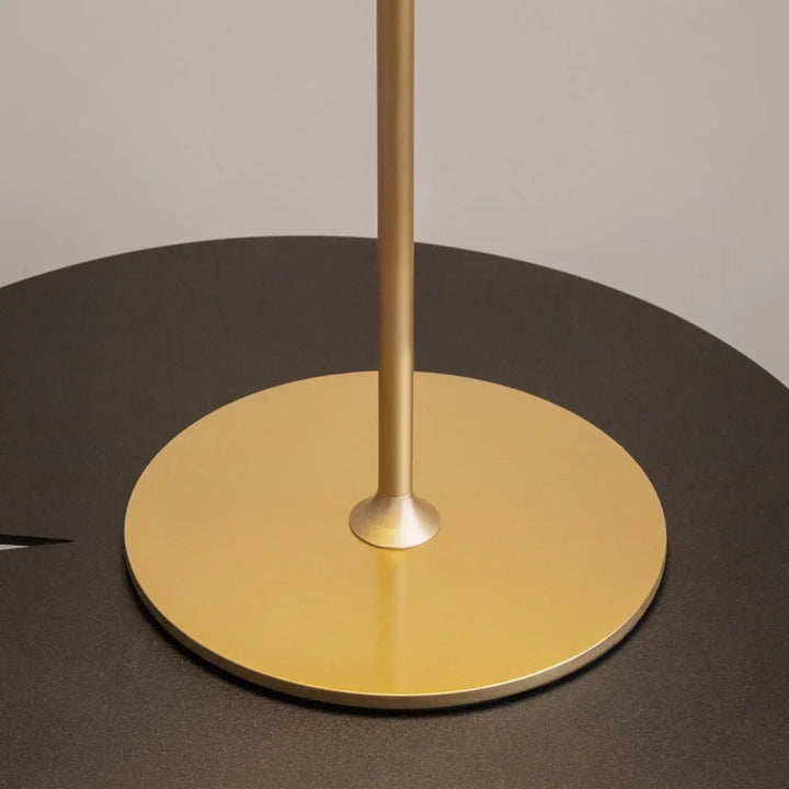 Lampe de chevet avec pied aluminium doré design épuré circulaire en trois finitions parfaite pour salle à manger