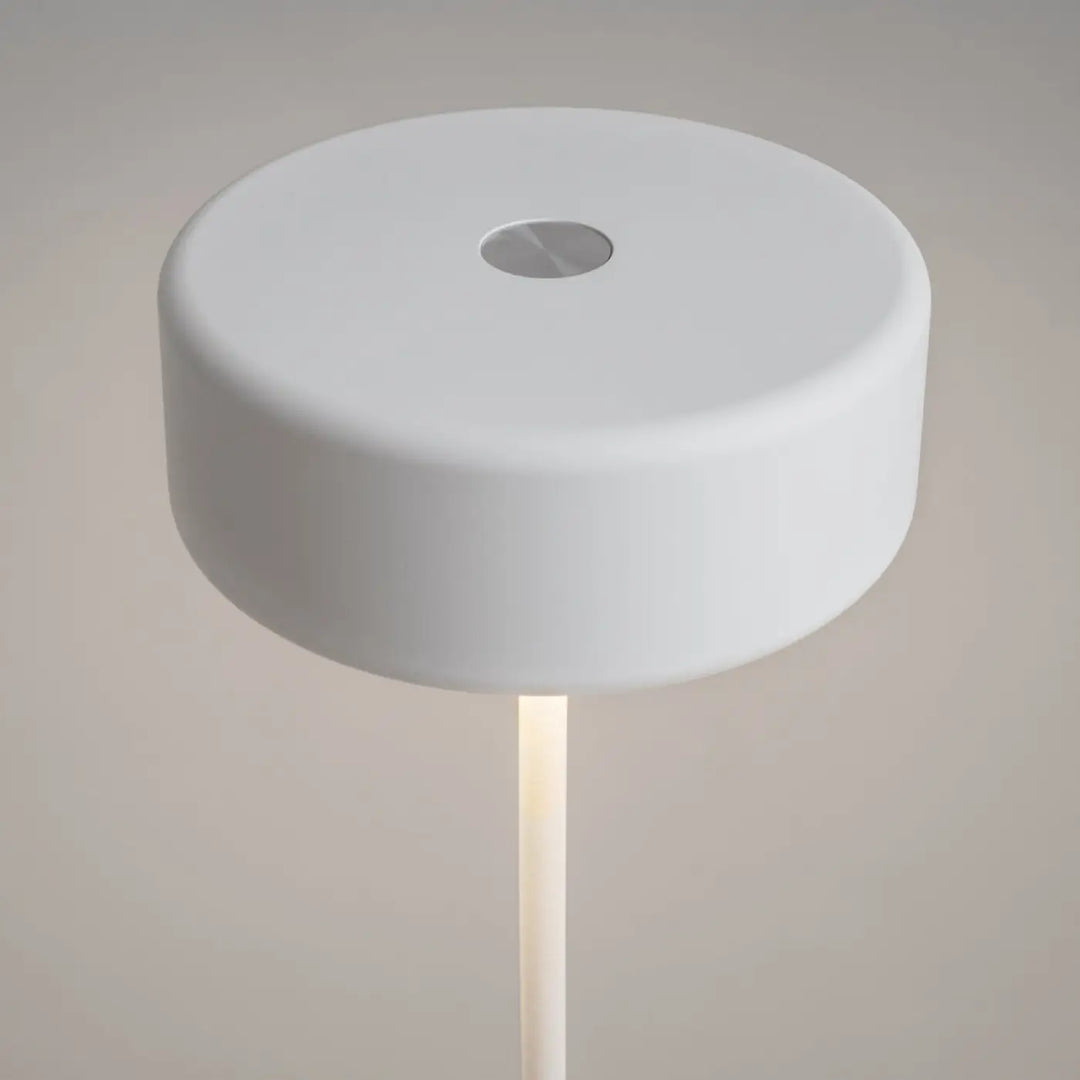 Lampe de chevet blanche cylindrique avec design épuré et bouton métallique sur pied aluminium idéale pour salle à manger trois finitions