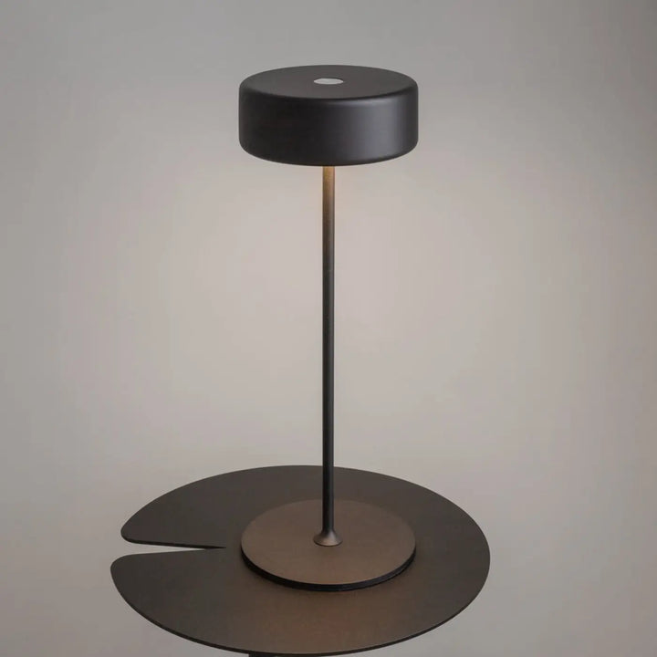 Lampe de chevet noire avec pied aluminium en design épuré avec base circulaire style nénuphar pour salle à manger en trois finitions
