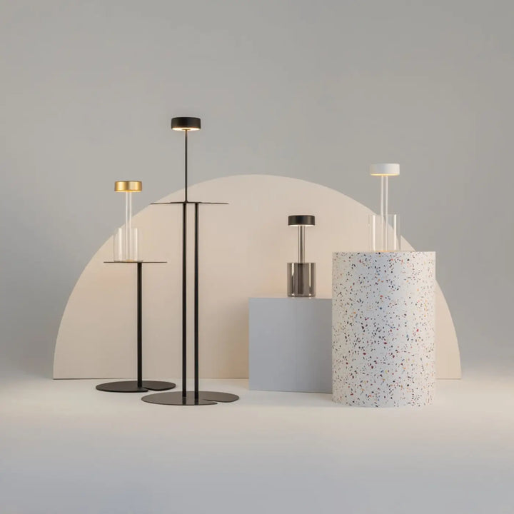 Lampe de chevet moderne avec lumière led dimmable, tiges métalliques noires ou dorées et décoration florale élégante