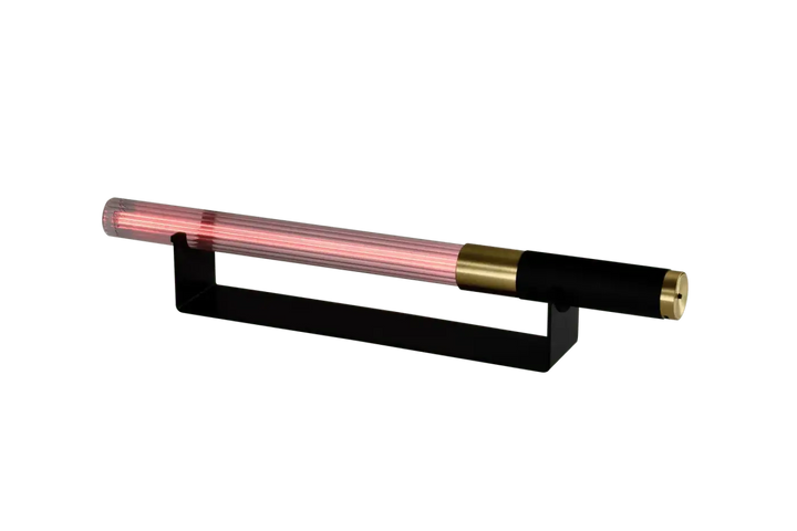 Lampe de chevet hélios objet lumineux led avec corps translucide rose et extrémités métalliques dorées modernes