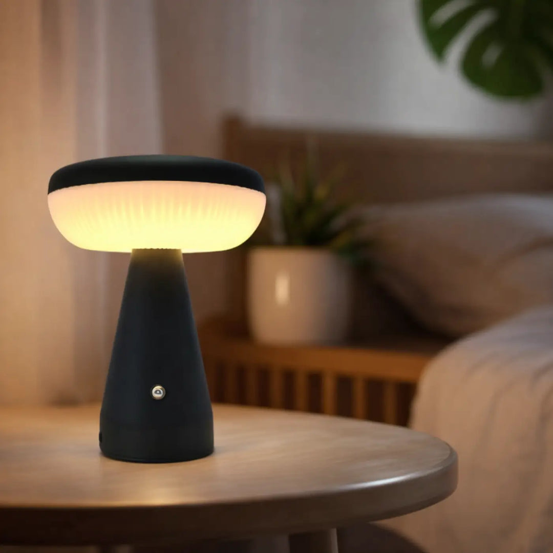 Lampe de chevet schroom en finition matte noire avec diffuseur blanc nervuré offrant une lumière douce minimaliste