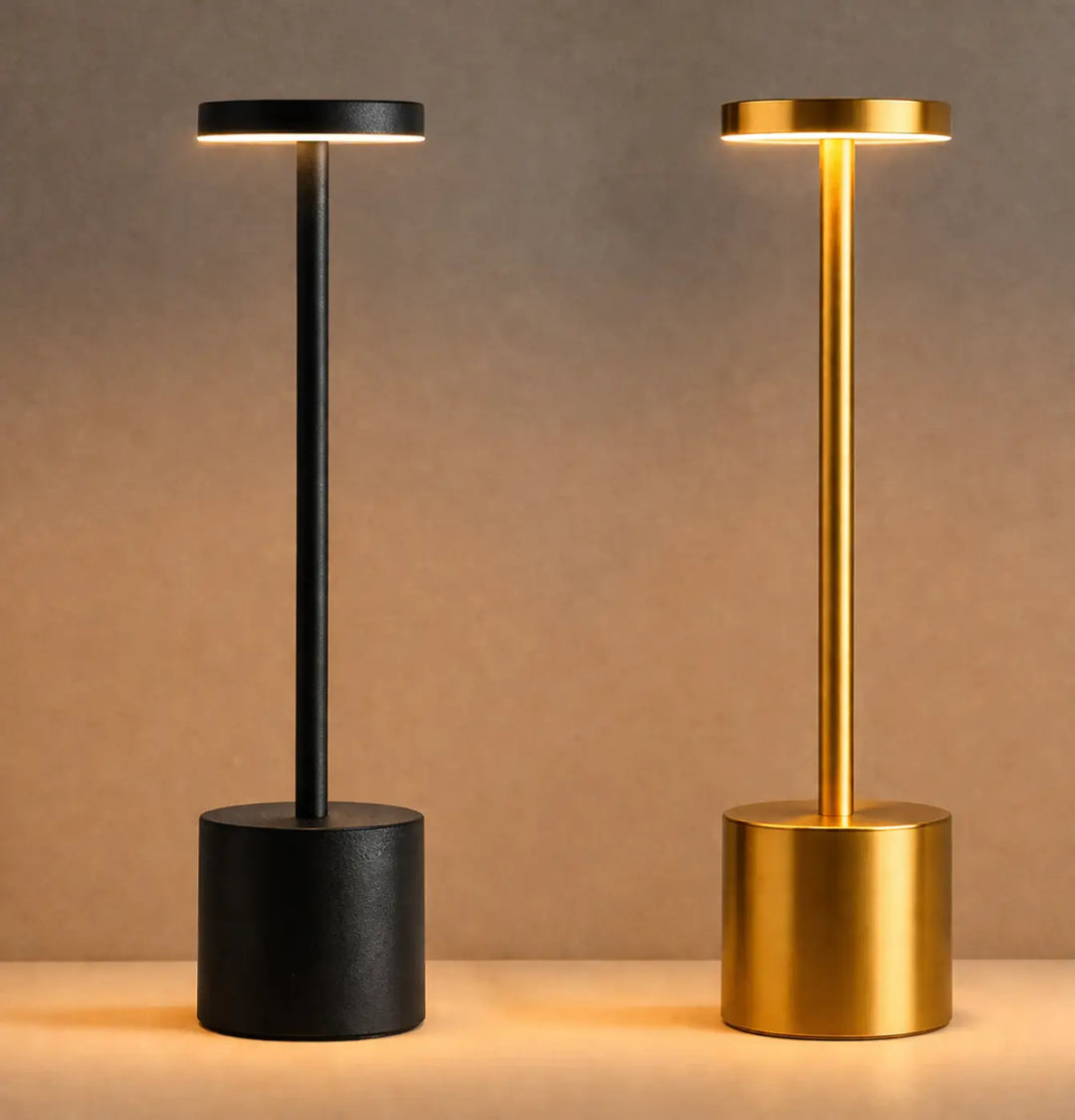 Deux mini lampes ultra-pratiques lampe de chevet cordless en noir mat et or brossé avec base cylindrique et anneau led circulaire