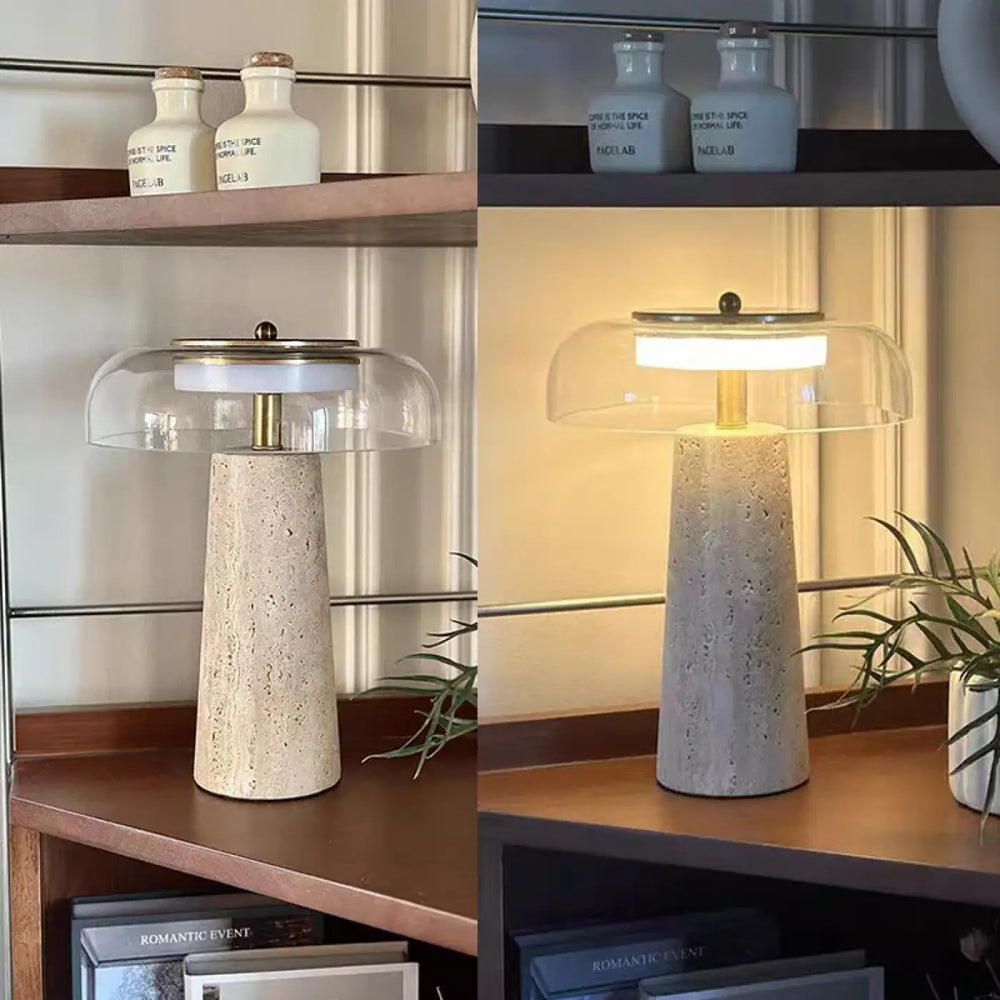 Lampe de chevet neo avec base en béton texturé gris clair et abat-jour en verre transparent pour une ambiance chaleureuse design moderne