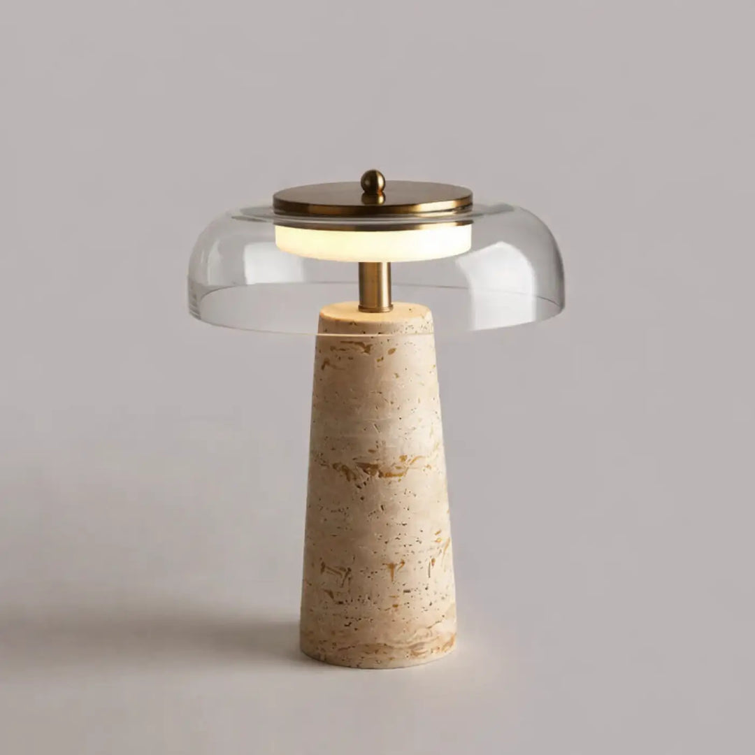 Lampe de chevet neo avec base en pierre beige texturée, abat-jour en verre clair et détails en laiton pour design moderne et ambiance chaleureuse