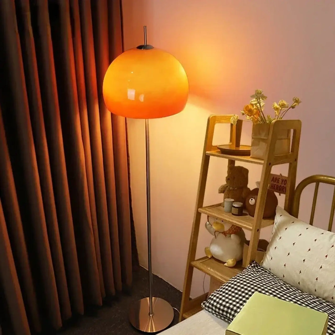 Lampadaire nectar orange sphérique en verre dégradé avec pied moderne en métal offrant une lumière douce