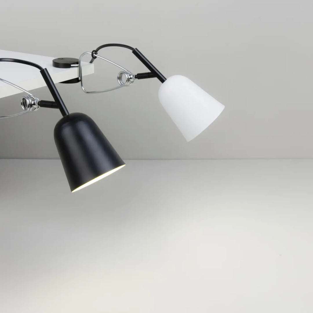 Lampe à pince Studio noire et crème de Faro Barcelona en situation