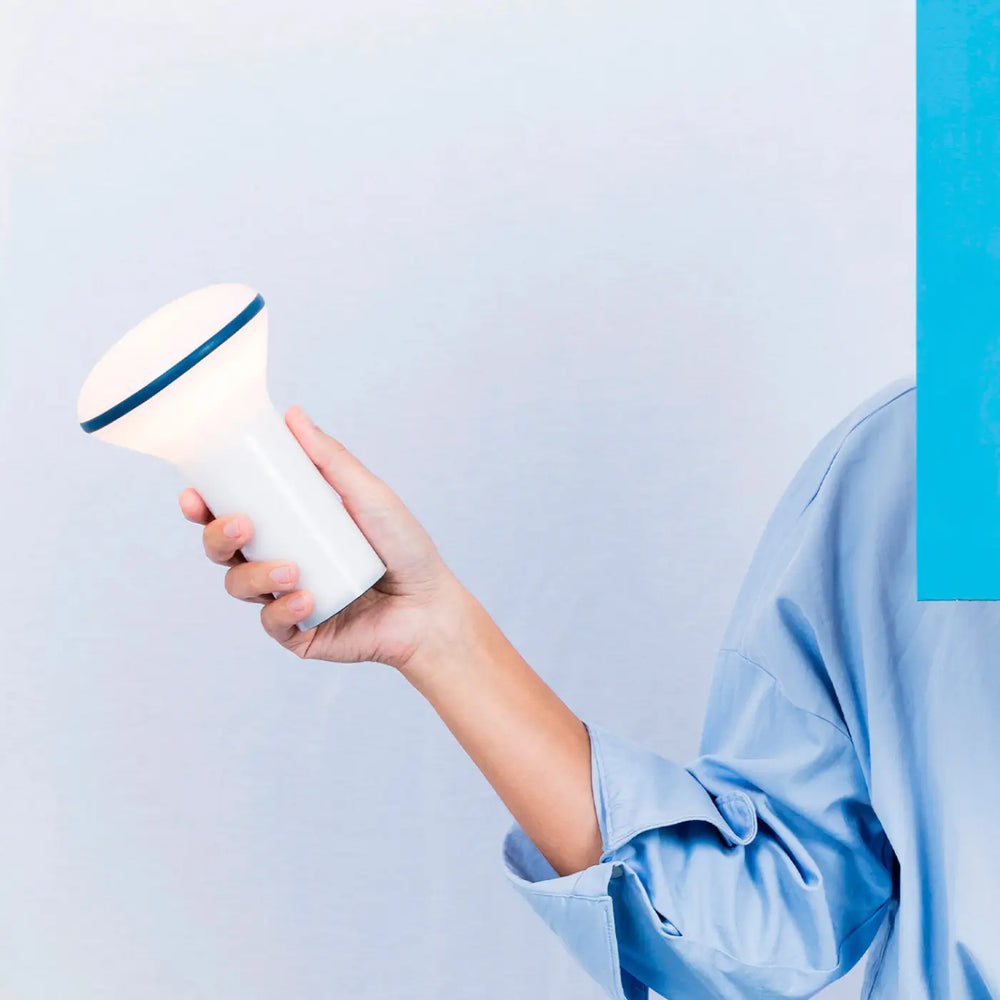Lampe portable Buddy bleue dans un intérieur