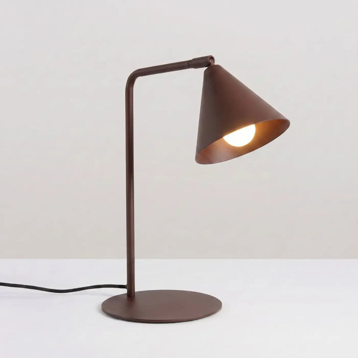 Lampe à poser marron allumée