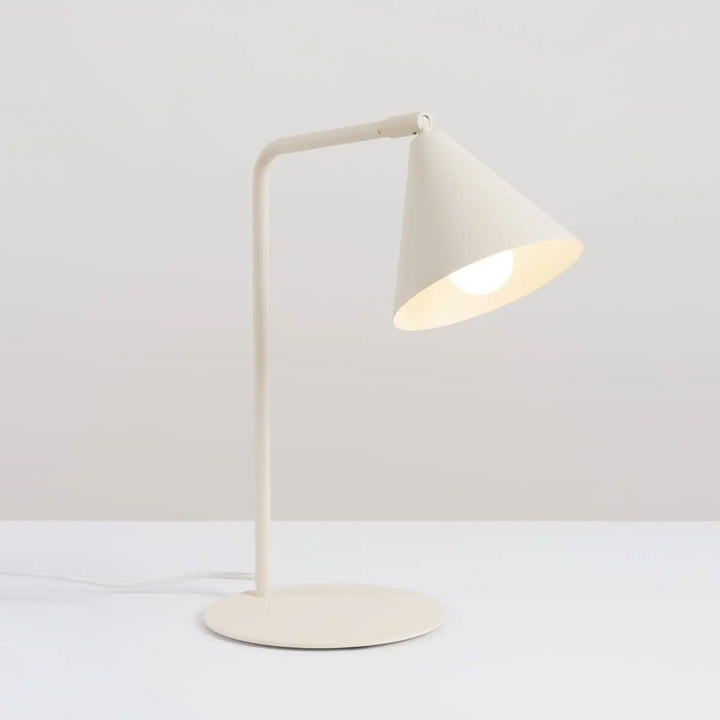 Lampe à poser beige allumée