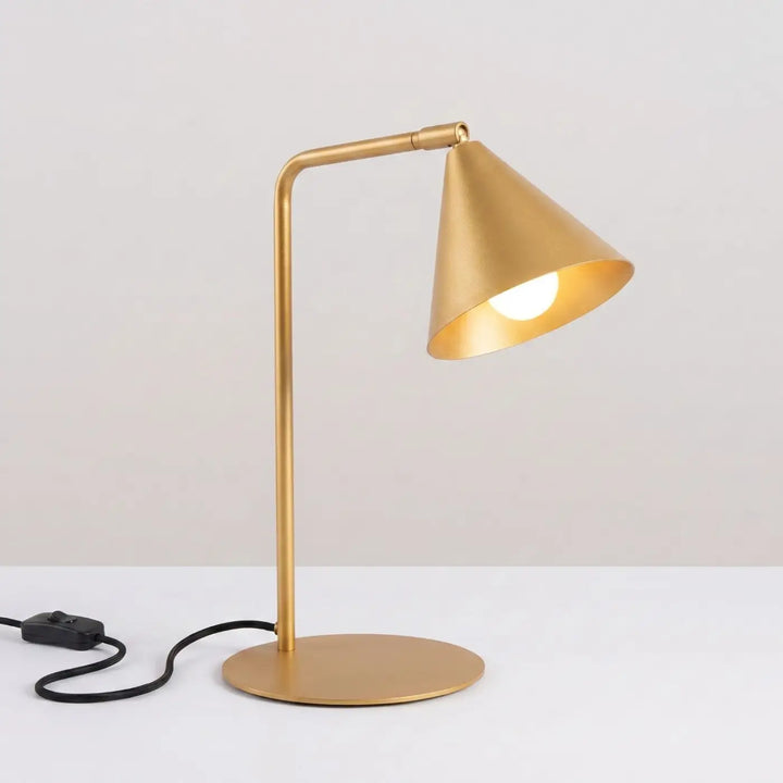 Lampe à poser doré allumée