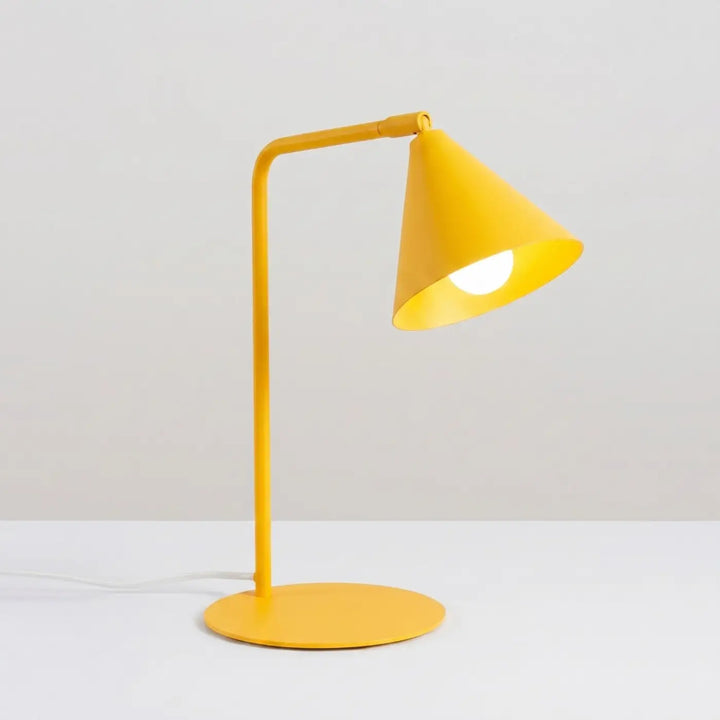 Lampe à poser jaune allumée