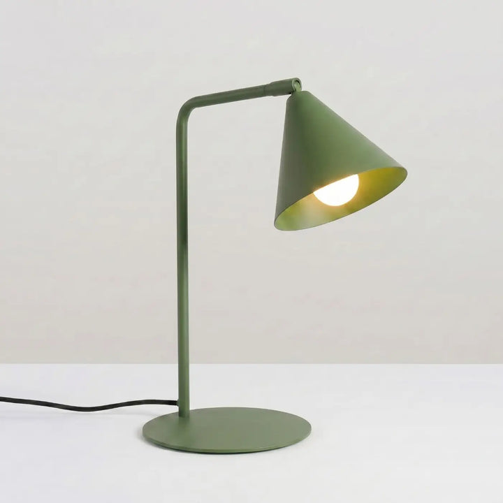 Lampe à poser vert olive allumée