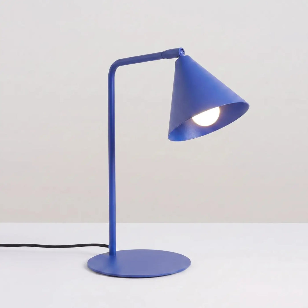 Lampe à poser outremer allumée