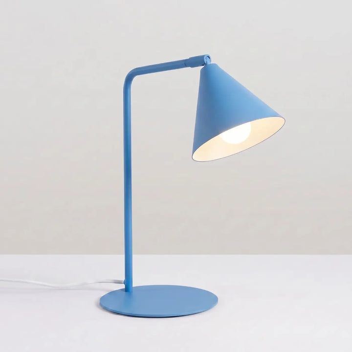 Lampe à poser bleu clair allumée