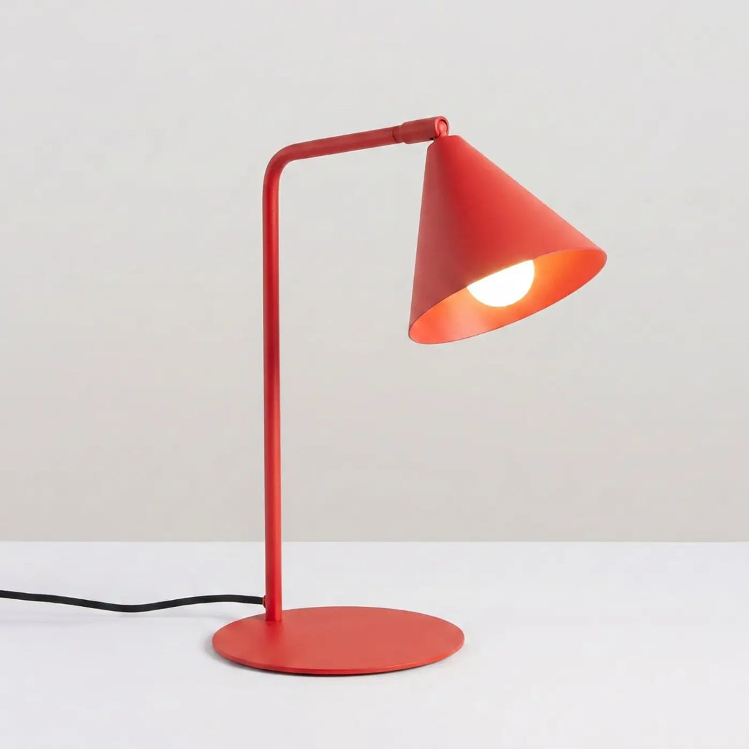 Lampe à poser rouge allumée