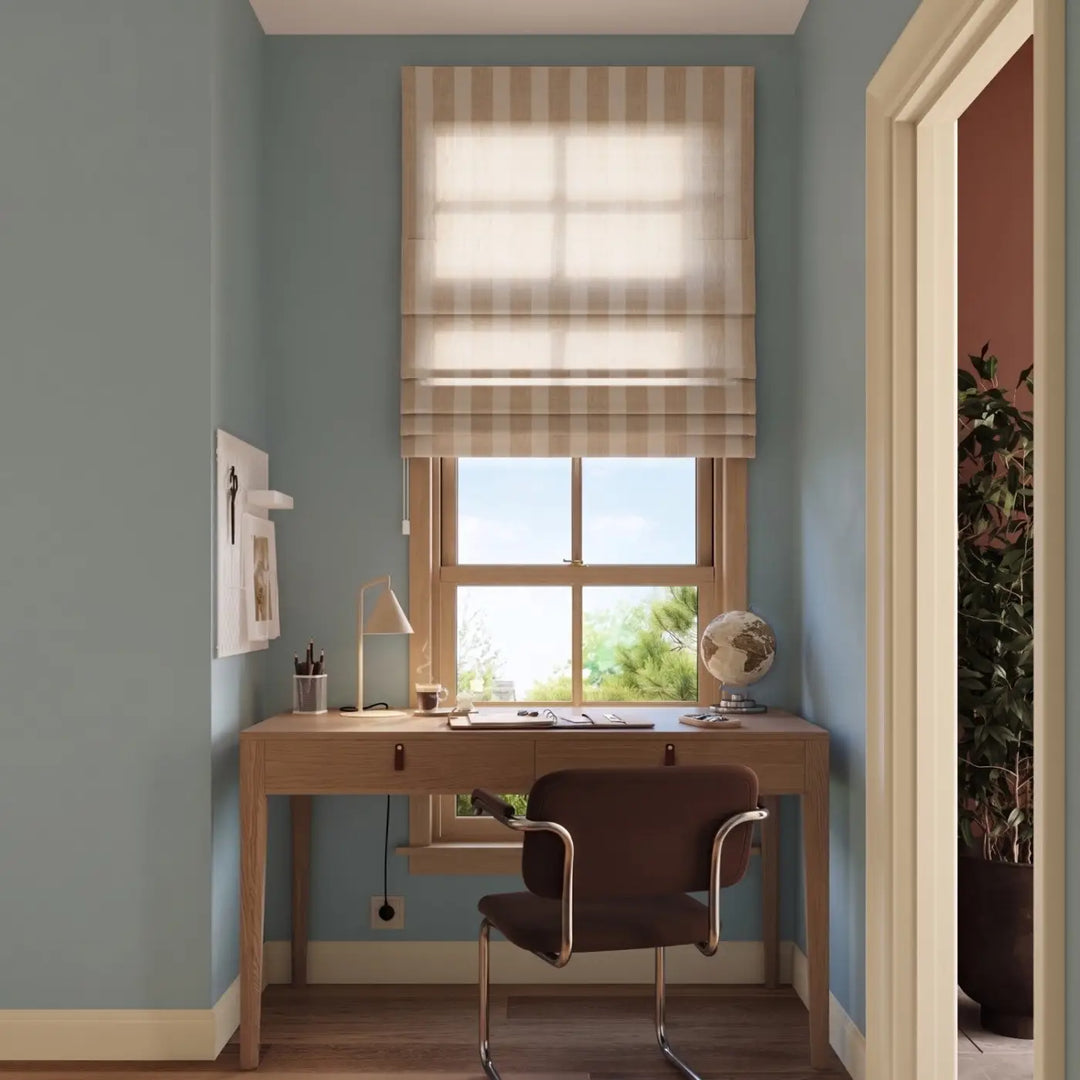 Lampe à poser taupe sur un bureau