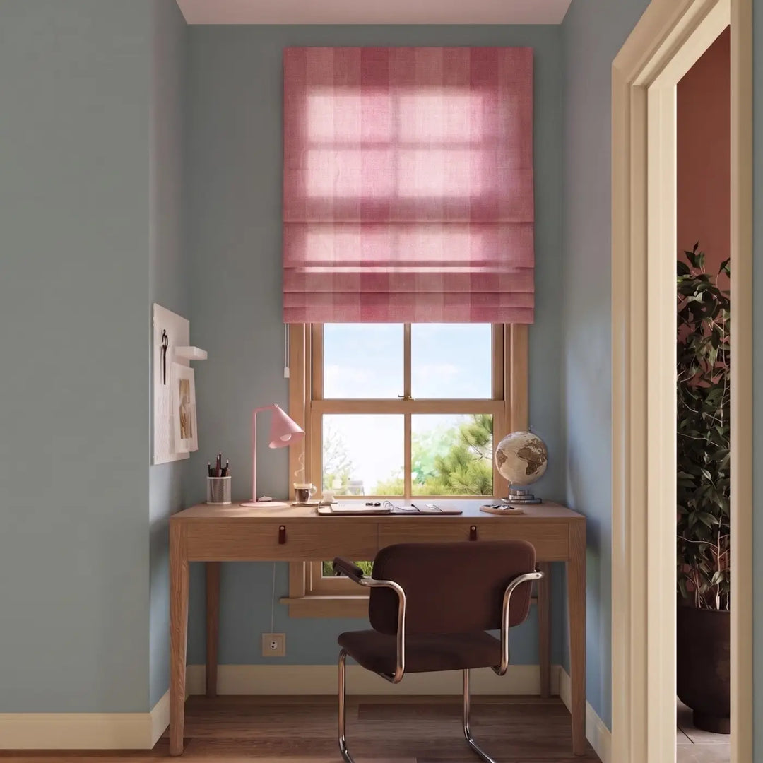 Lampe à poser rose sur un bureau