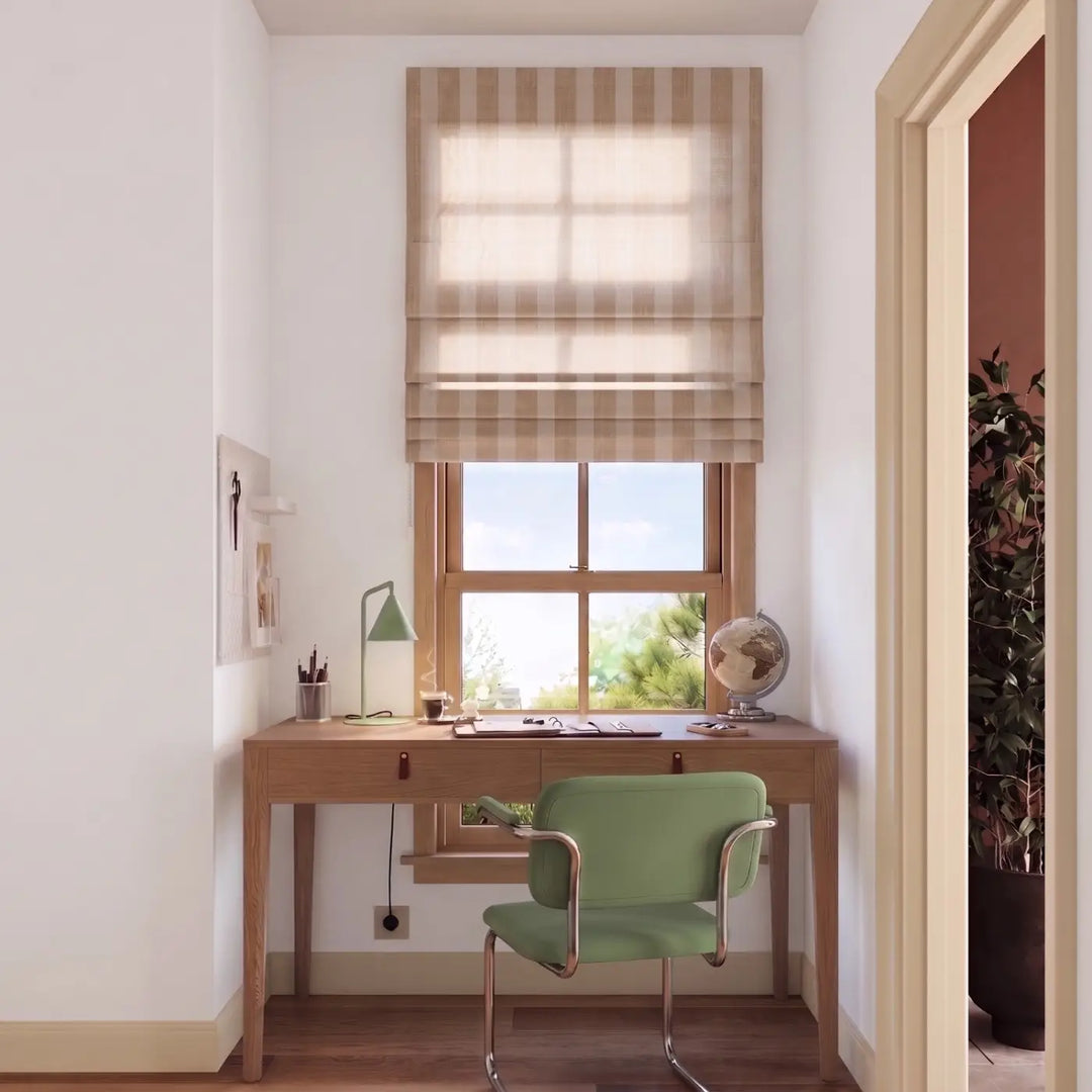 Lampe à poser sauge sur un bureau