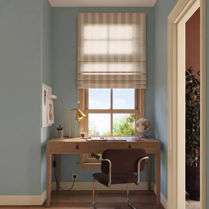 Lampe à poser doré sur un bureau