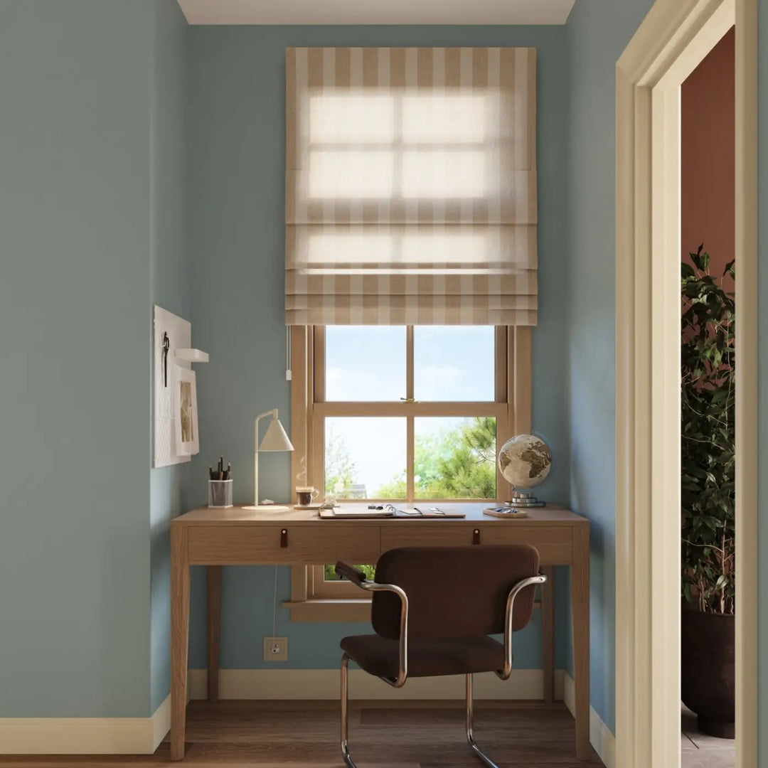 Lampe à poser beige sur un bureau