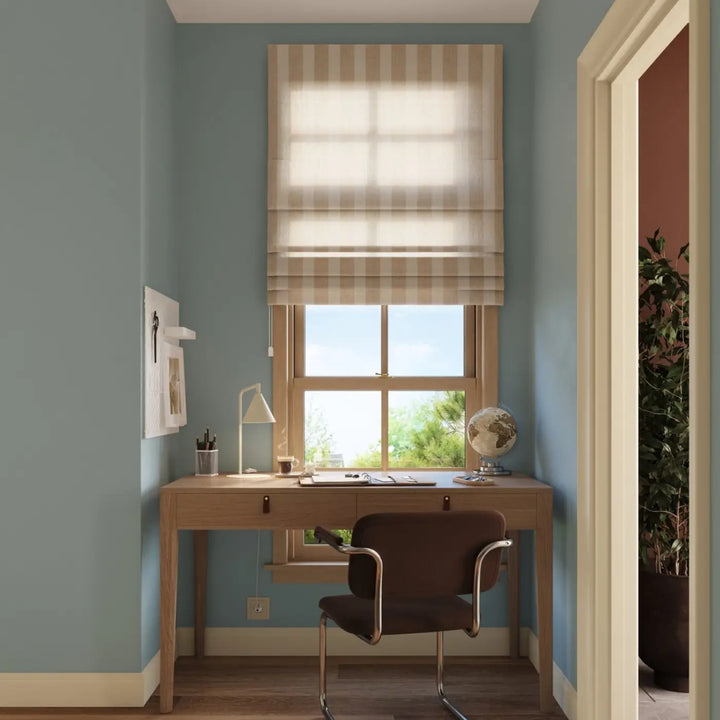 Lampe à poser beige sur un bureau